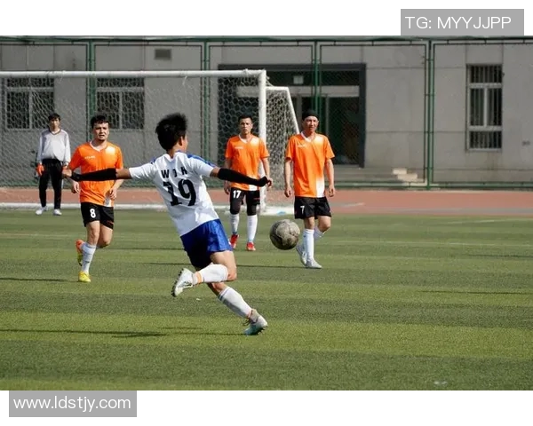 传奇球星寄语点燃绿茵梦想激励新一代奋勇拼搏